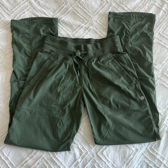 Lululemon Dance Studio Mid-Rise Pant
Regular Green Athletic Sz 4 GUC - Picture 3 of 10